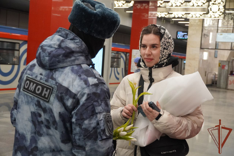 В Международный женский день военные музыканты Росгвардии выступили в Московском метрополитене (видео)