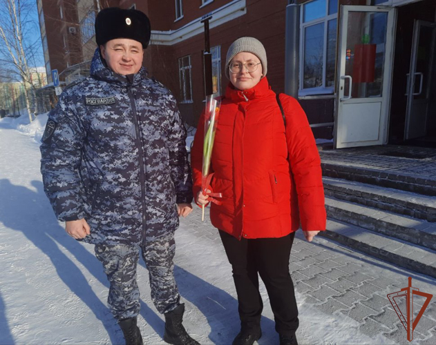 Праздничная акция «Весенний комплимент от Росгвардии» проходит на Урале (видео) 