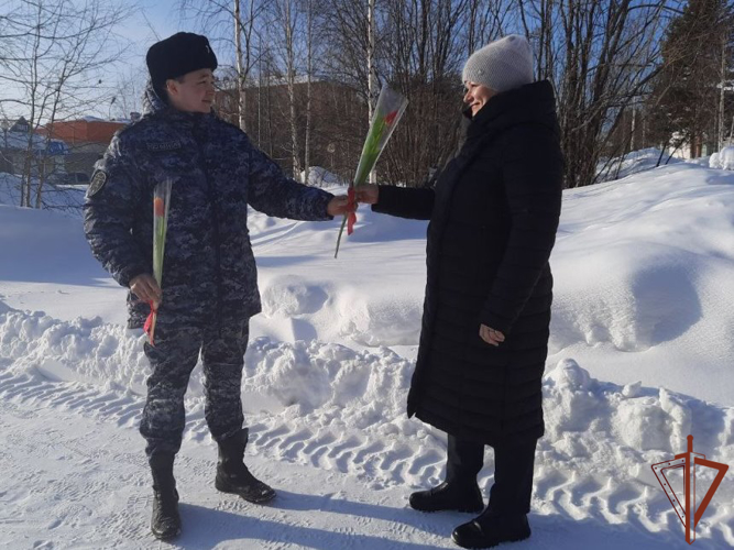 Праздничная акция «Весенний комплимент от Росгвардии» проходит на Урале (видео) 