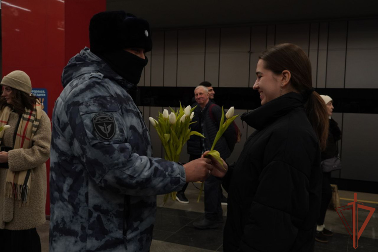 В Международный женский день военные музыканты Росгвардии выступили в Московском метрополитене (видео)
