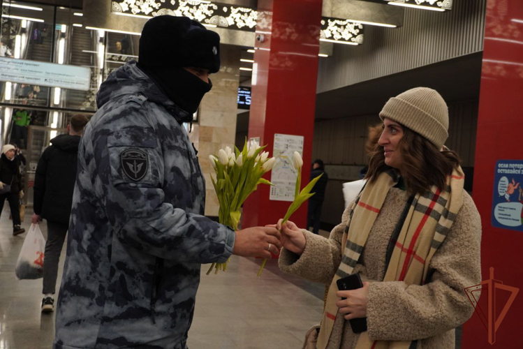 В Международный женский день военные музыканты Росгвардии выступили в Московском метрополитене (видео)