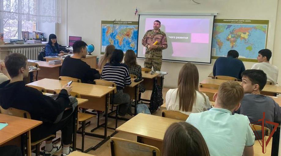 Офицеры Росгвардии познакомили уральскую молодежь с военными институтами ведомства