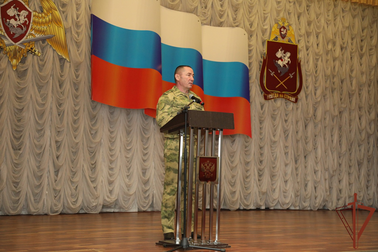 Командующий Уральским округом Росгвардии поздравил женщин с  праздником 8 марта