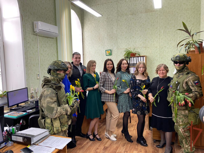 Весенний комплимент женщинам к 8 Марта подарили военнослужащие Росгвардии в Татарстане