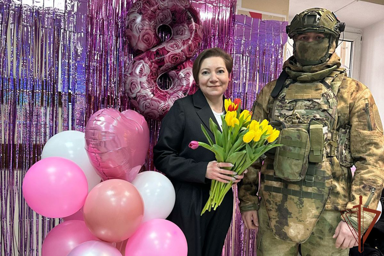 Весенний комплимент женщинам к 8 Марта подарили военнослужащие Росгвардии в Татарстане