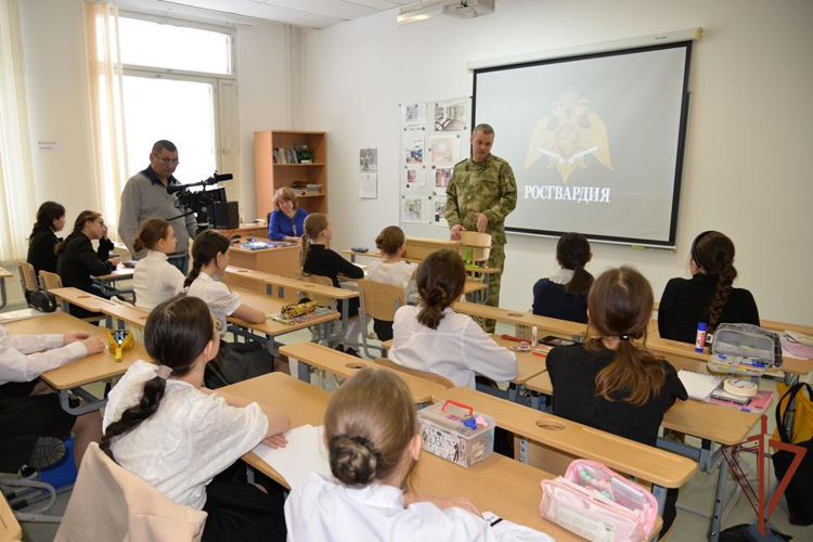 Офицеры Росгвардии познакомили уральскую молодежь с военными институтами ведомства