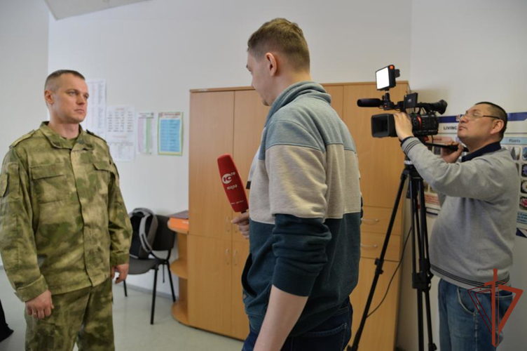 Офицеры Росгвардии познакомили уральскую молодежь с военными институтами ведомства