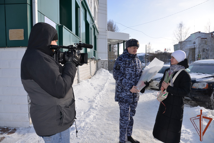 Праздничная акция «Весенний комплимент от Росгвардии» проходит на Урале (видео) 