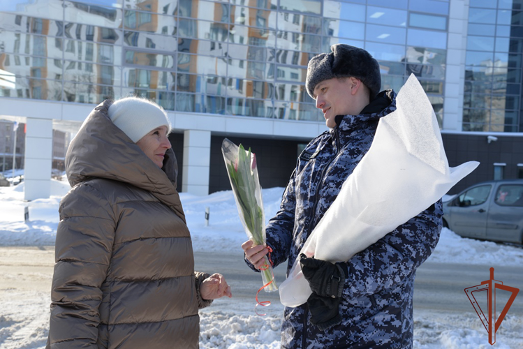 Праздничная акция «Весенний комплимент от Росгвардии» проходит на Урале (видео) 