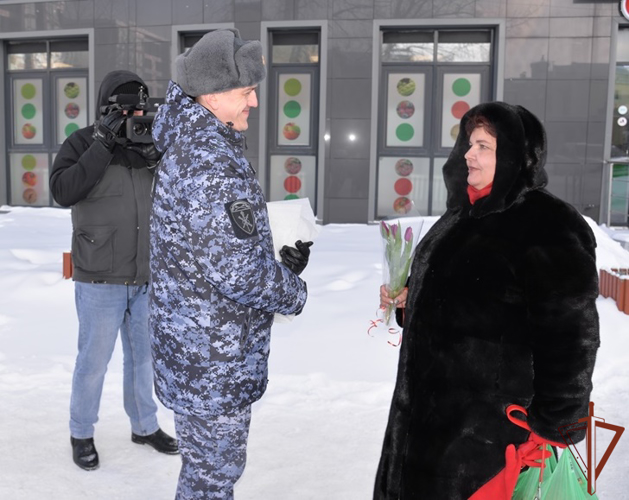 Праздничная акция «Весенний комплимент от Росгвардии» проходит на Урале (видео) 