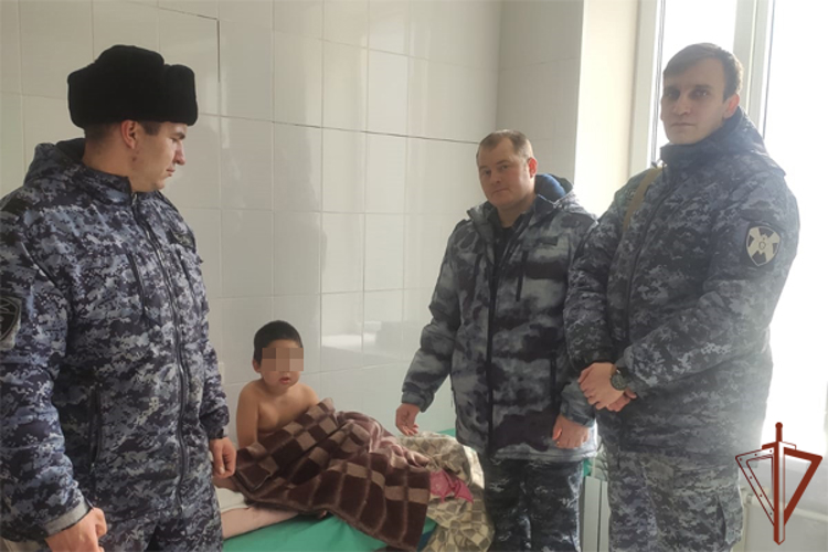 Росгвардейцы спасли из ледяной воды ребенка в Астраханской области
