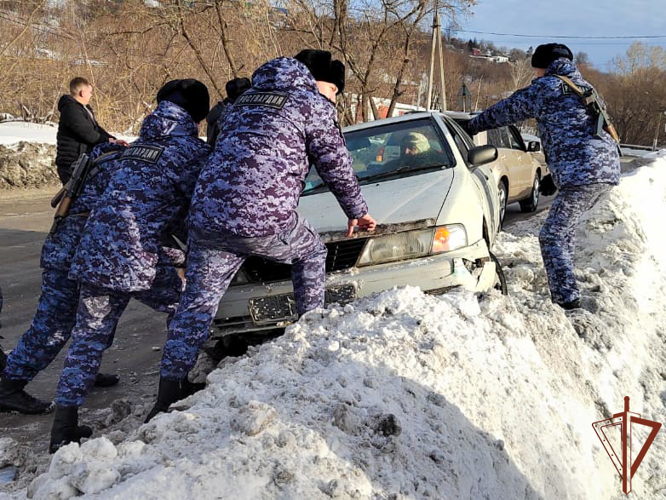 Росгвардейцы пришли на помощь попавшим в сложную ситуацию на дороге жителям Кузбасса (видео)