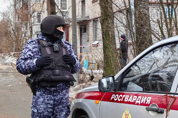 Сотрудники Росгвардии обеспечили эвакуацию жителей дома и охрану их имущества на Пискаревском проспекте в Санкт-Петербурге