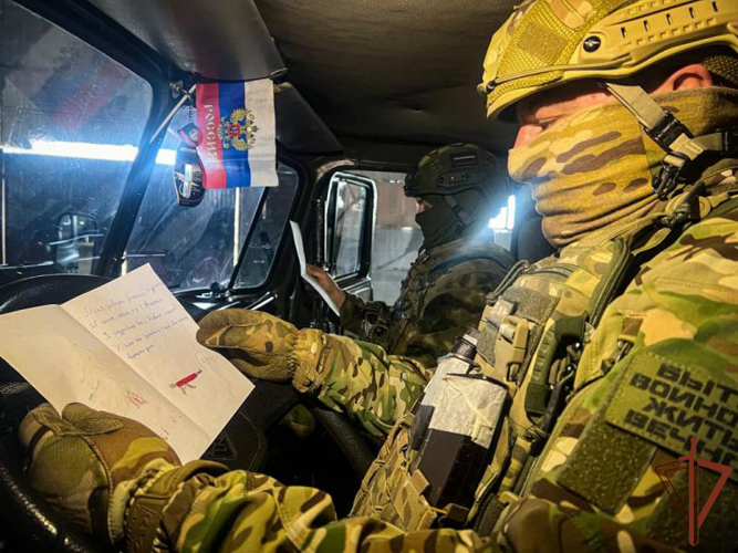 Росгвардейцы — участники СВО получили письма от уральских школьников
