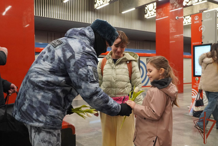 В Международный женский день военные музыканты Росгвардии выступили в Московском метрополитене (видео)