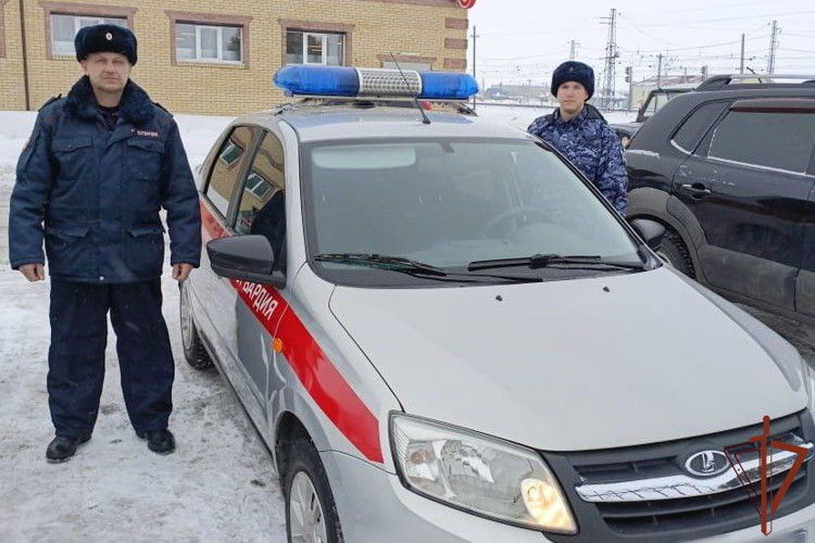 Сотрудники Росгвардии нашли и вернули родителям потерявшегося ребенка в Омской области