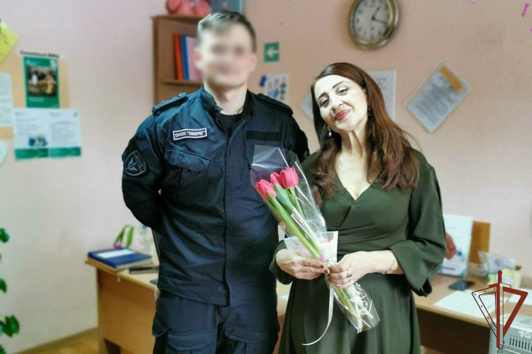 Росгвардейцы Сибирского округа поздравили матерей, вдов и дочерей погибших сослуживцев с 8 марта