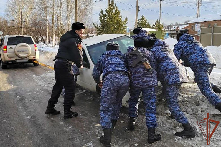 Росгвардейцы пришли на помощь попавшим в сложную ситуацию на дороге жителям Кузбасса (видео)