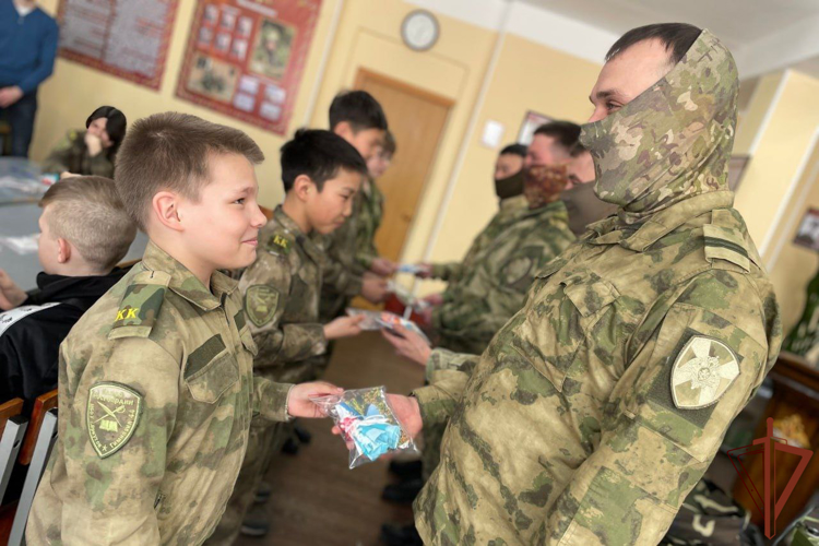 Обереги для военнослужащих - участников СВО изготовили воспитанники подшефной Росгвардии иркутской школы