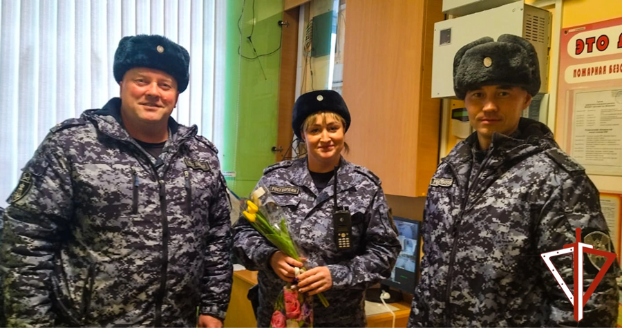 Росгвардейцы поздравили женщин-военнослужащих и сотрудниц с 8 марта в Приволжье