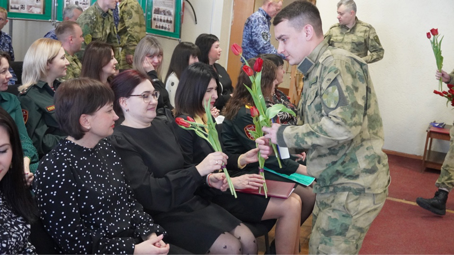 Росгвардейцы поздравили женщин-военнослужащих и сотрудниц с 8 марта в Приволжье