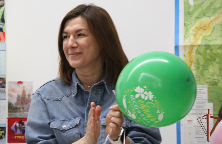 Праздничная акция «Весенний комплимент от Росгвардии» проходит на Урале (видео) 
