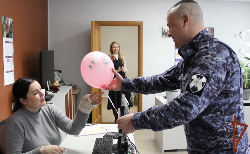 Праздничная акция «Весенний комплимент от Росгвардии» проходит на Урале (видео) 
