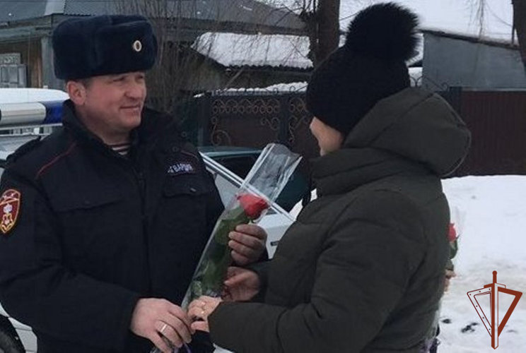 Праздничная акция «Весенний комплимент от Росгвардии» проходит на Урале (видео) 