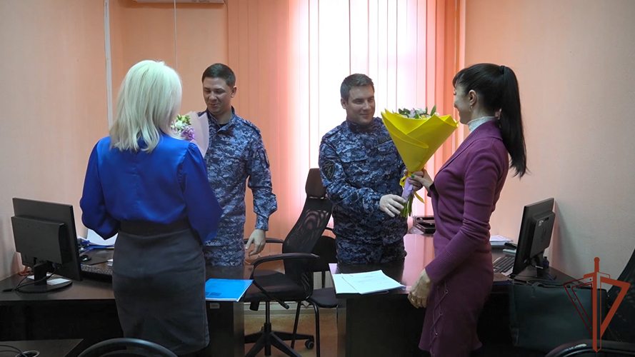 Владелиц оружия с предстоящим 8 Марта поздравили росгвардейцы в Саратове (видео)