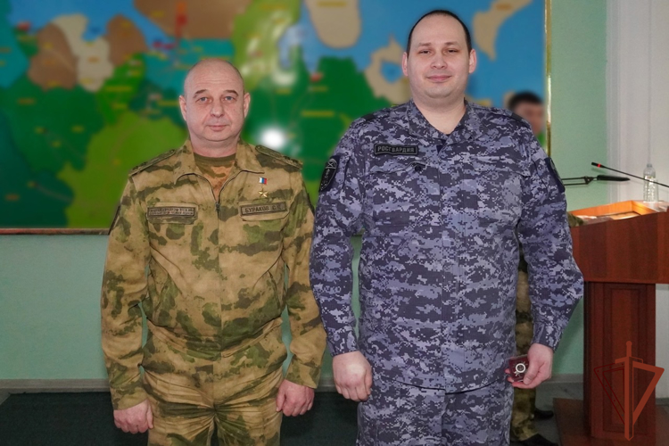 Командующий Северо-Западного округа Росгвардии наградил задержавших операторов БПЛА росгвардейцев