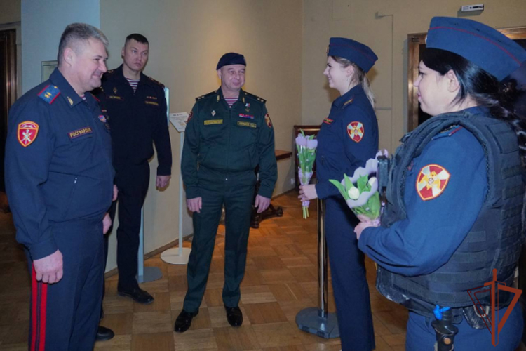 Герой России генерал-лейтенант Сергей Бураков поздравил охраняющих Эрмитаж сотрудниц уникального батальона Росгвардии (видео)