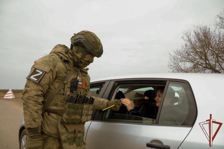 Росгвардейцы в Херсонской и Запорожской областях поздравили женщин с наступающим Международным женским днем (видео)