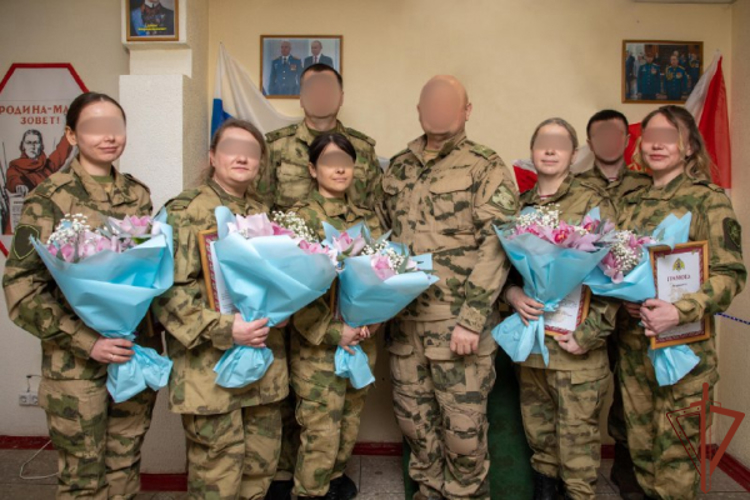 В ДНР росгвардейцы поздравили женщин-сослуживцев и показали их работу в зоне СВО (видео)