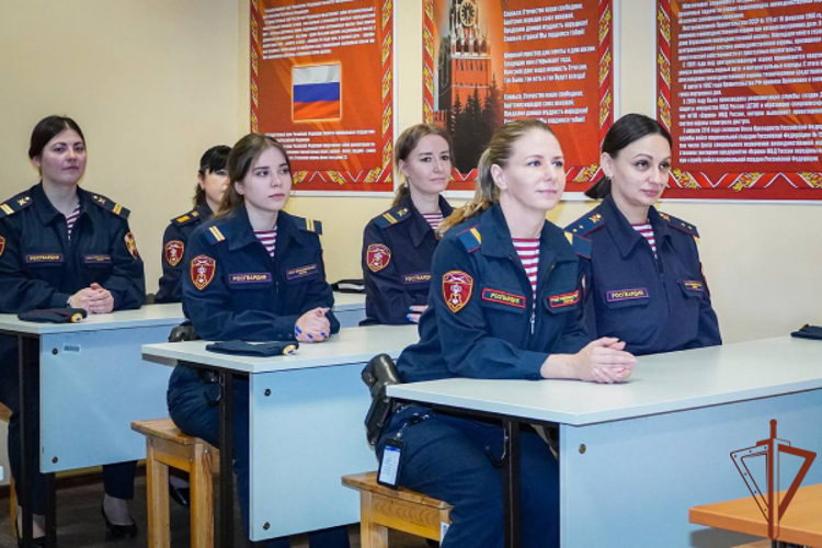 Герой России генерал-лейтенант Сергей Бураков поздравил охраняющих Эрмитаж сотрудниц уникального батальона Росгвардии (видео)
