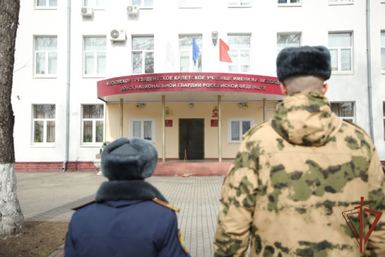 Курсанты Новосибирского военного института Росгвардии рассказали кадетам о своей учебе