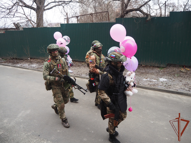 В  Белгороде бойцы Росгвардии  поздравили с 8 марта писавших письма в поддержку участников СВО школьниц
