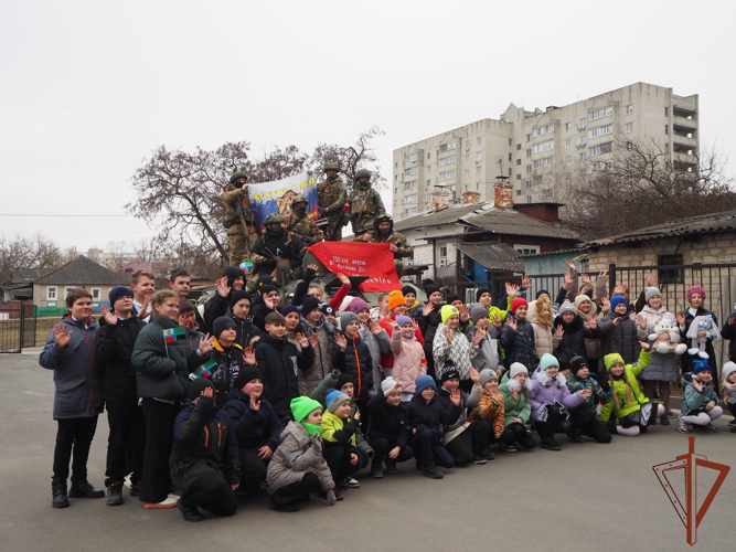 В  Белгороде бойцы Росгвардии  поздравили с 8 марта писавших письма в поддержку участников СВО школьниц