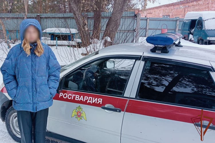 Сотрудники Росгвардии спасли молодую девушку от нападения стаи бродячих собак в Омске