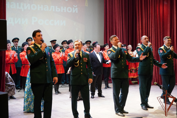 Ансамбль песни и пляски Центрального округа Росгвардии выступил с праздничным концертом в Москве