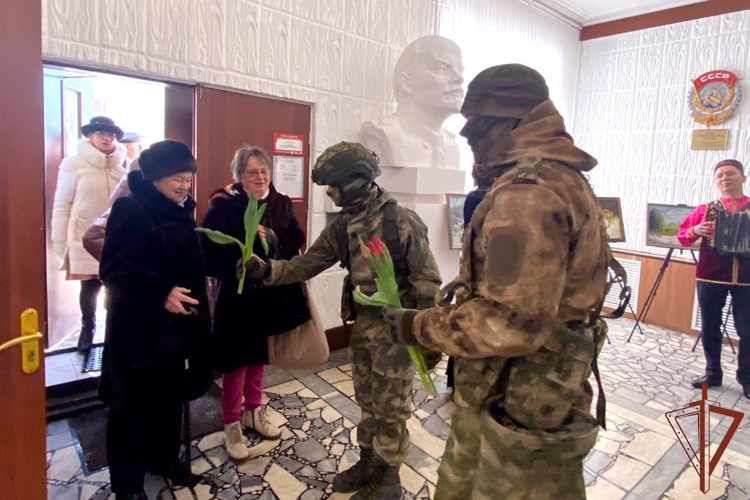 Весенний комплимент женщинам к 8 Марта подарили военнослужащие Росгвардии в Татарстане