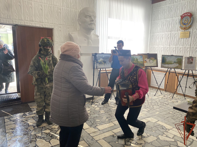 Весенний комплимент женщинам к 8 Марта подарили военнослужащие Росгвардии в Татарстане