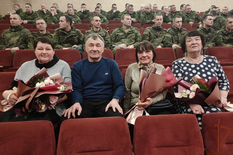 Росгвардейцы в Хакасии поздравили матерей погибших сотрудников ведомства с 8 марта