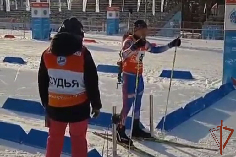 Сотрудник СОБР Росгвардии стал призером чемпионата России по биатлону среди ветеранов в Красноярске