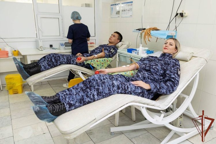 Ведомственную донорскую акцию «От сердца к сердцу» поддержали росгвардейцы в Республике Хакасия