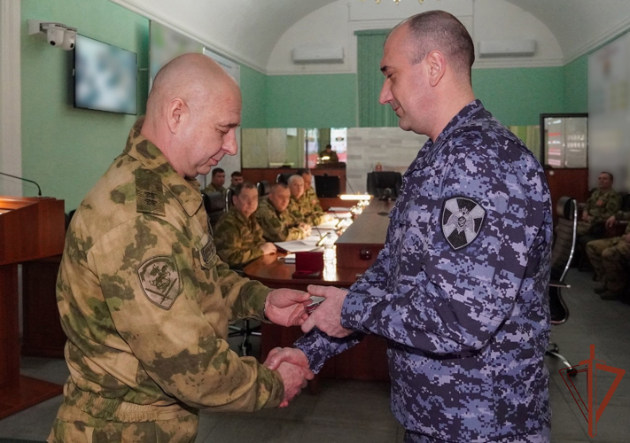 Командующий Северо-Западного округа Росгвардии наградил задержавших операторов БПЛА росгвардейцев