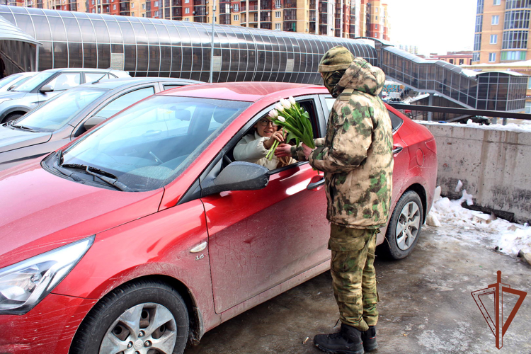 Весенний комплимент женщинам к 8 Марта подарили военнослужащие Росгвардии в Татарстане