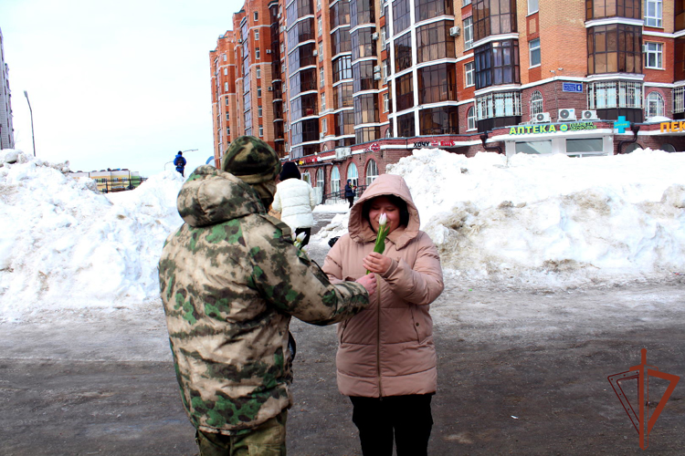 Весенний комплимент женщинам к 8 Марта подарили военнослужащие Росгвардии в Татарстане