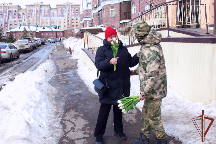 Весенний комплимент женщинам к 8 Марта подарили военнослужащие Росгвардии в Татарстане