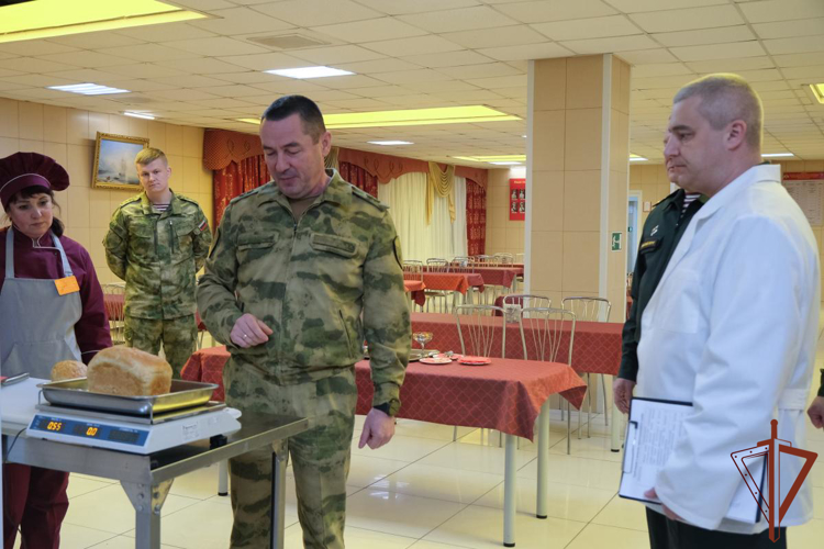 Командующему Уральским округом Росгвардии продемонстрировали контрольно-показательную выпечку хлеба