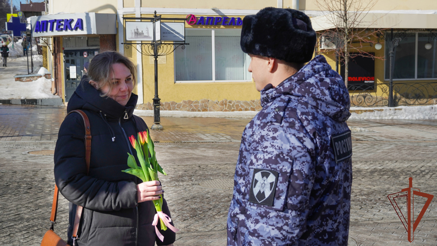 На улицах Пензы росгвардейцы дарили женщинам цветы 
